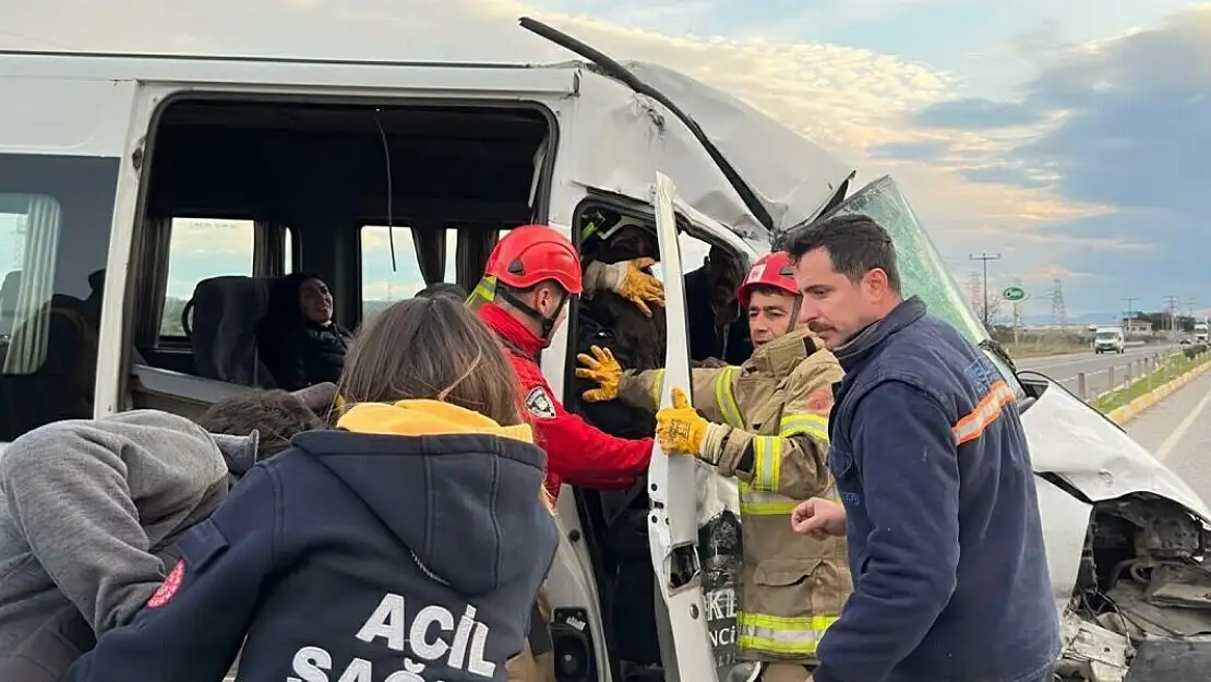 İşçileri Taşıyan Servis ile TIR Çarpıştı 3'ü Ağır 9 Yaralı