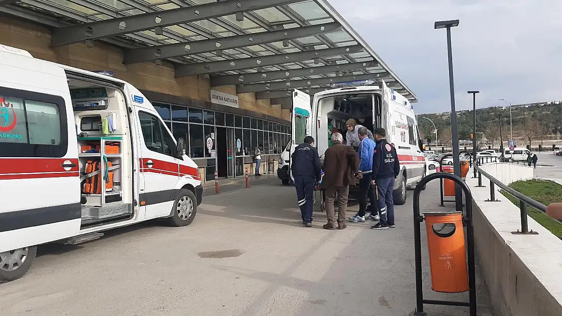 İşçileri Taşıyan Servis Kaza Yaptı 16 Kişi Yaralandı