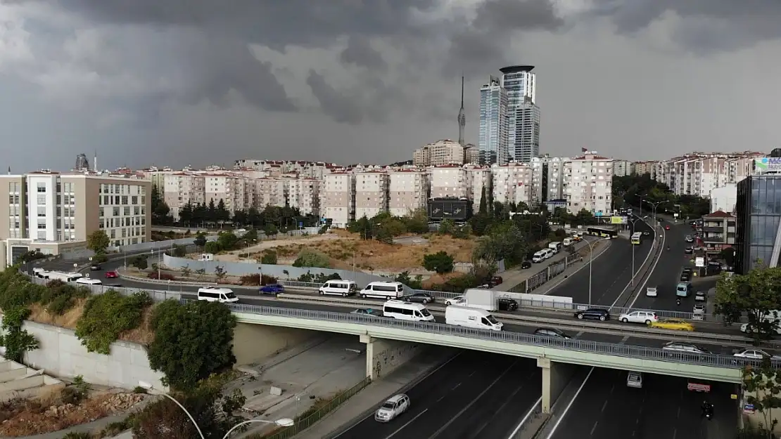 İstanbul'a Yağmur Bulutlarının Gelişi Görüntülendi