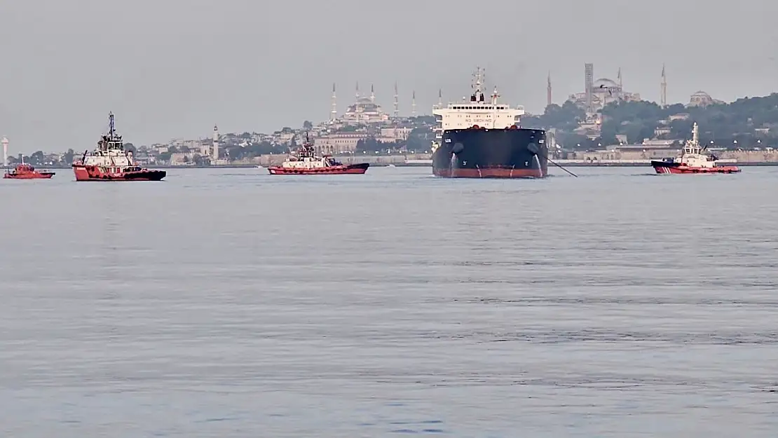 İstanbul Boğazı'nda Gemi Karaya Oturdu, Gemi Trafiği Durdu