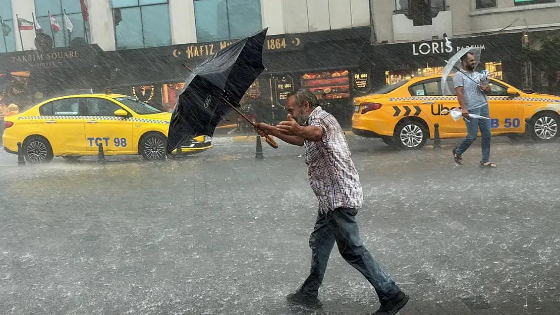 İstanbul'da Beklenen Yağış Geldi! Yollar Göle Döndü, Kapalı Çarşıyı Su Bastı