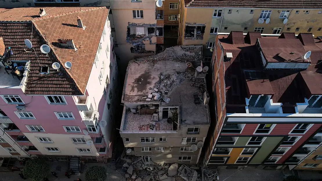 İstanbul'da Bina Çöktü! Vatandaşlar Deprem Oluyor Sandı