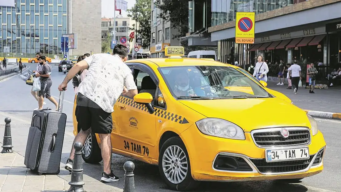 İstanbul'da İndi-Bindi 90 TL Oldu Taksiciler Beğenmeyip İBB Binasını Bastı