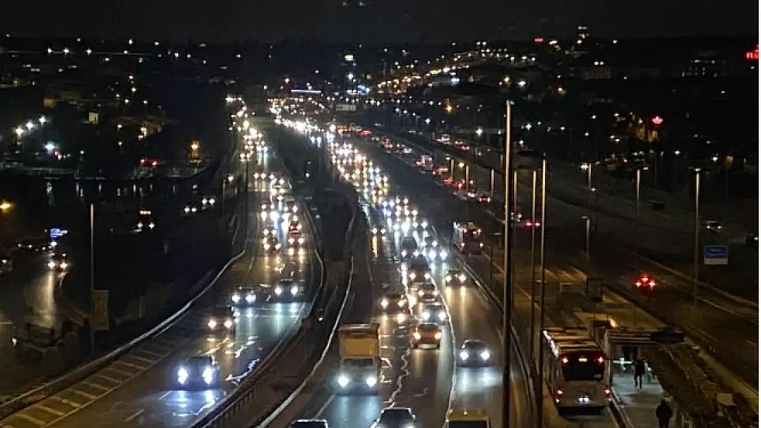 İstanbul'da okulların yeniden açılmasıyla sabah trafikte yoğunluk yaşandı