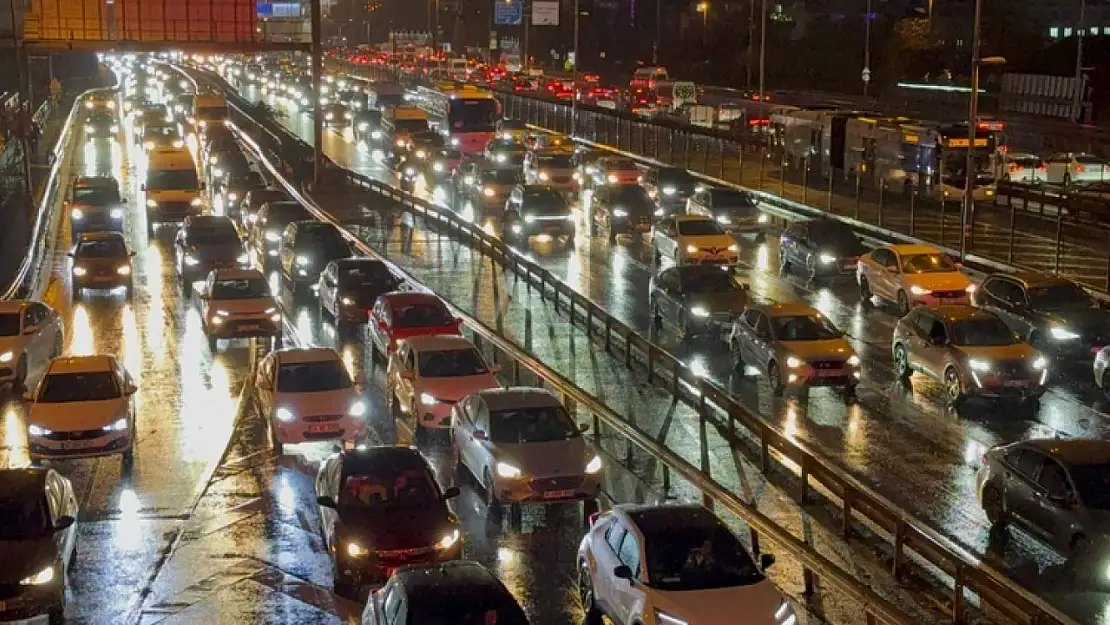 İstanbul'da trafik yoğunluğu yüzde 90'a ulaştı!