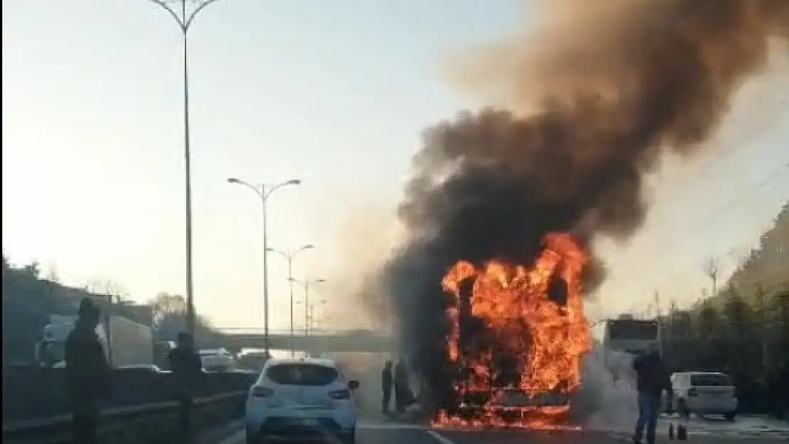 İstanbul'da Yolcu Otobüsünde Yangın! Trafikte Cayır Cayır Yandı