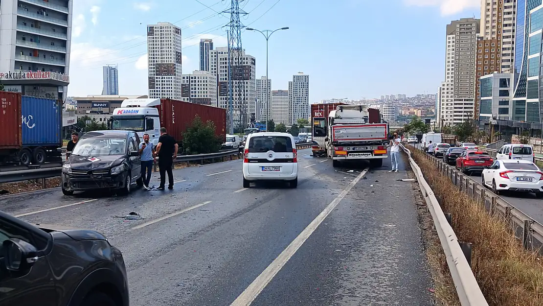 İstanbul E-5 Karayolunda 15 Araç Zincirleme Kazaya Karıştı! Trafik Durdu