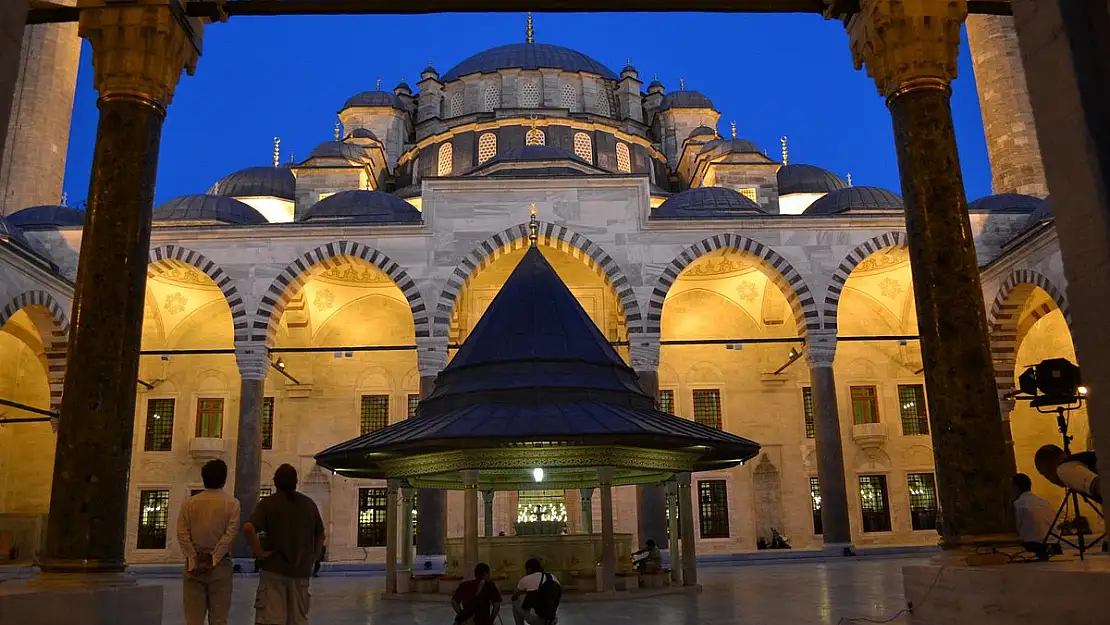 İstanbul Fatih Camii imamına kim neden saldırdı?