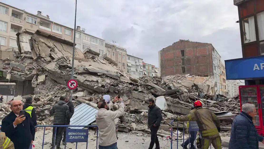 İstanbul Güngören'de Bina Çöktü! Ekipler Enkaz Altını Araştırıyor