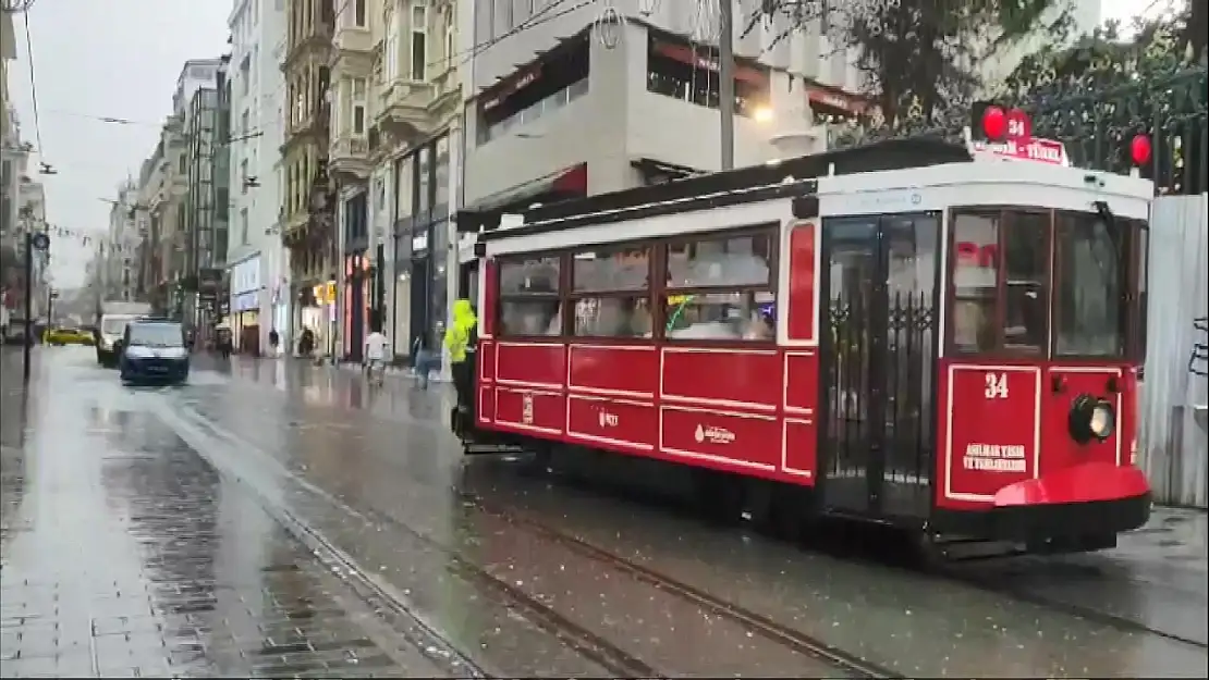 İstanbul Sağanak Etkisi Devam Ediyor! Caddeler Su Altında