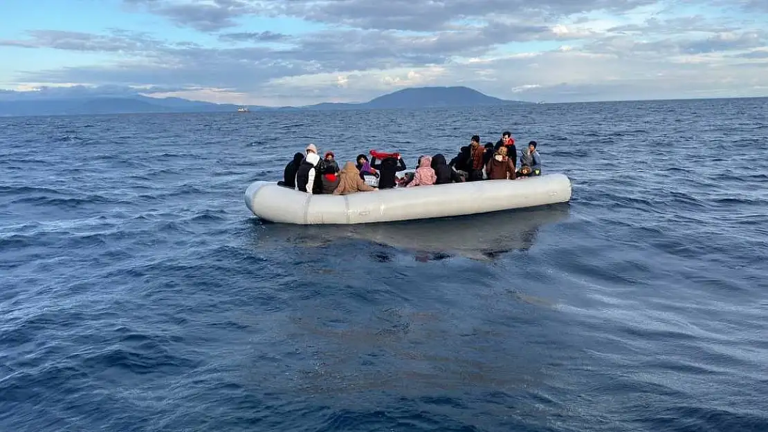 İzmir Açıklarında 23'ü Çocuk 43 Göçmen Kurtarıldı