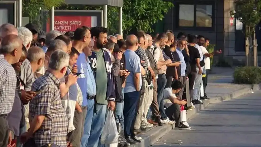 İzmir'de 23 bin işçi greve çıktı! Duraklar doldu, taştı