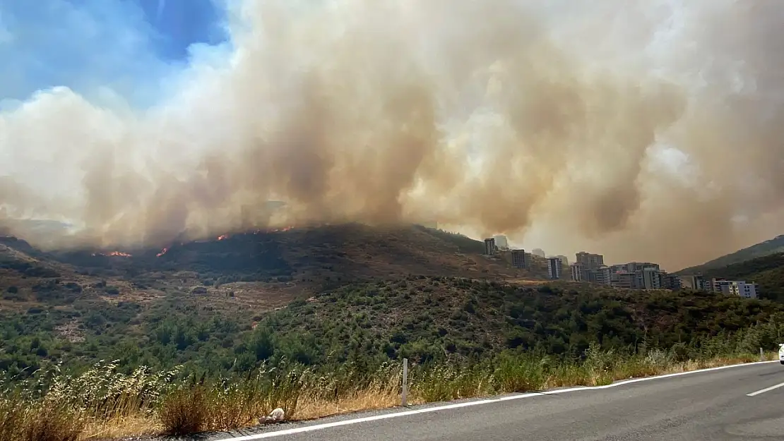 İzmir'de Dev Yangın! Tüm Şehri Duman Kapladı