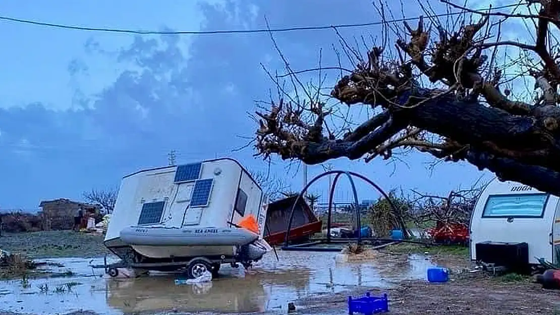 İzmir'de etkili olan fırtına hayatı olumsuz etkiledi