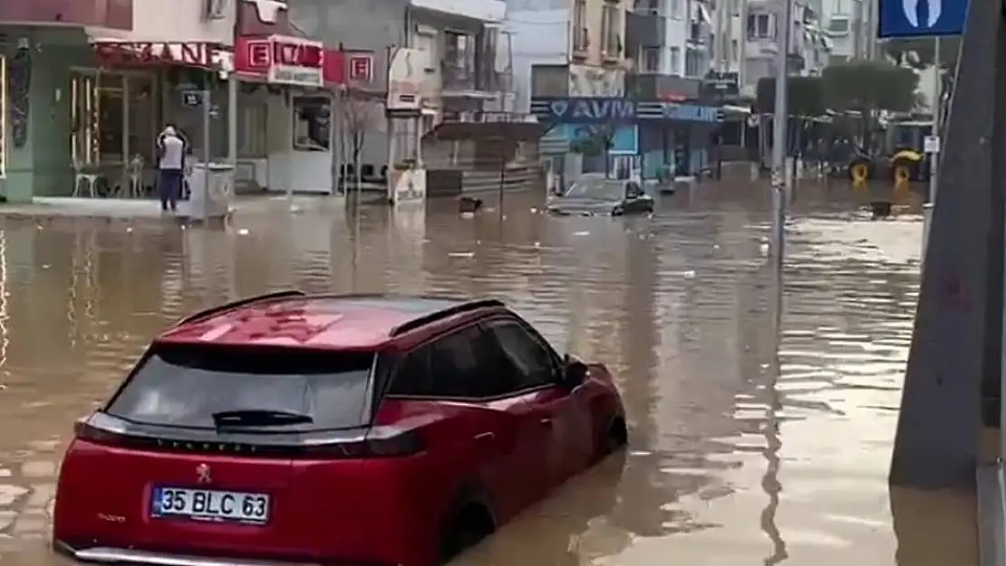 İzmir'de Sağanak Cadde ve Sokaklar Göle Döndü