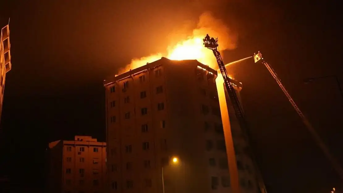 İzmir'deki Yangınlarda 900 Kişi Tahliye Edildi!