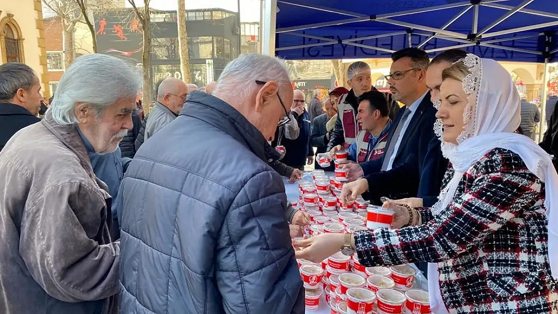  İzmit Belediyesi 12 şehit için Mevlid-i Şerif okutup helva dağıttı