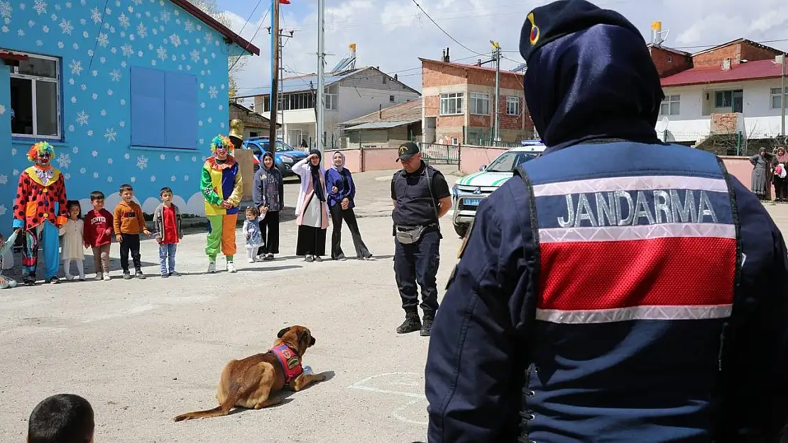 Jandarmadan Köy Okuluna 23 Nisan Sürprizi