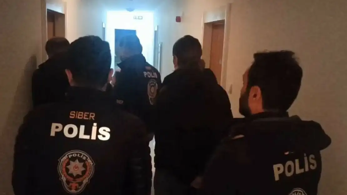 Kadın Kılığına Girerek 1 Yıl Polislerden Kaçtı