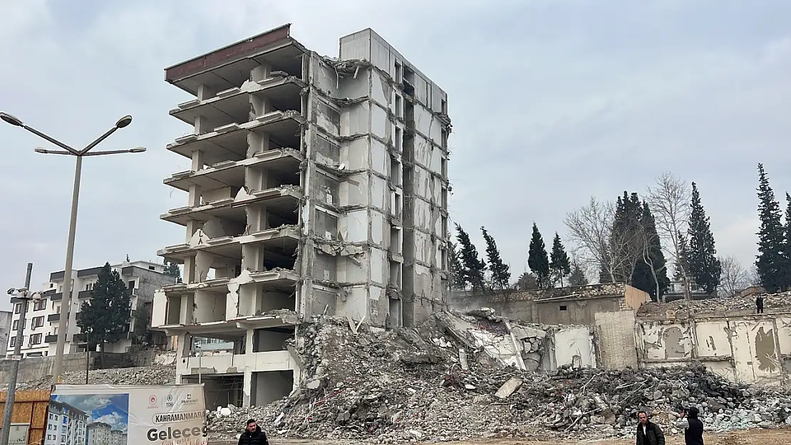 Kahramanmaraş'ta ağır hasarlı binaların yıkımı neredeyse bitti