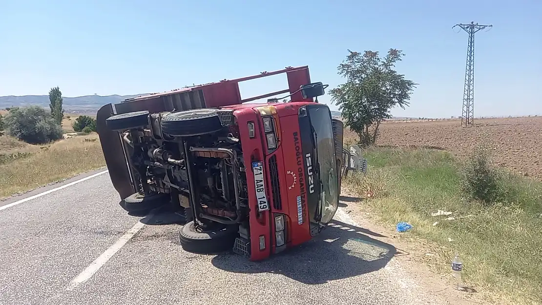 Kamyon Devrildi! 8 Kişi Yaralı Olarak Kurtuldu