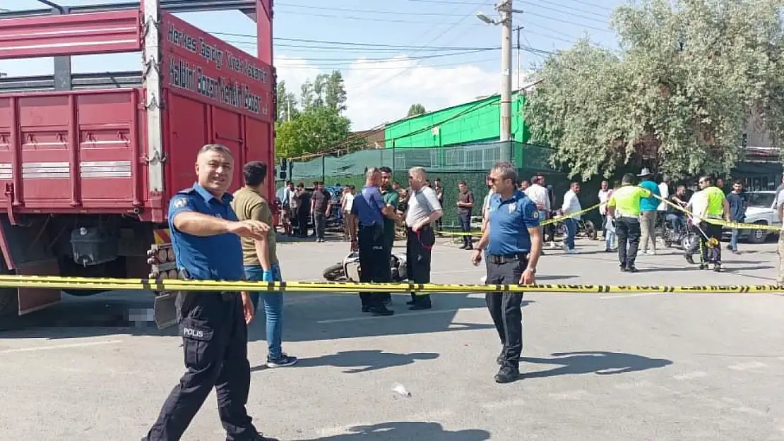 Kamyonla çarpışan motosiklet sürücüsü hayatını kaybetti