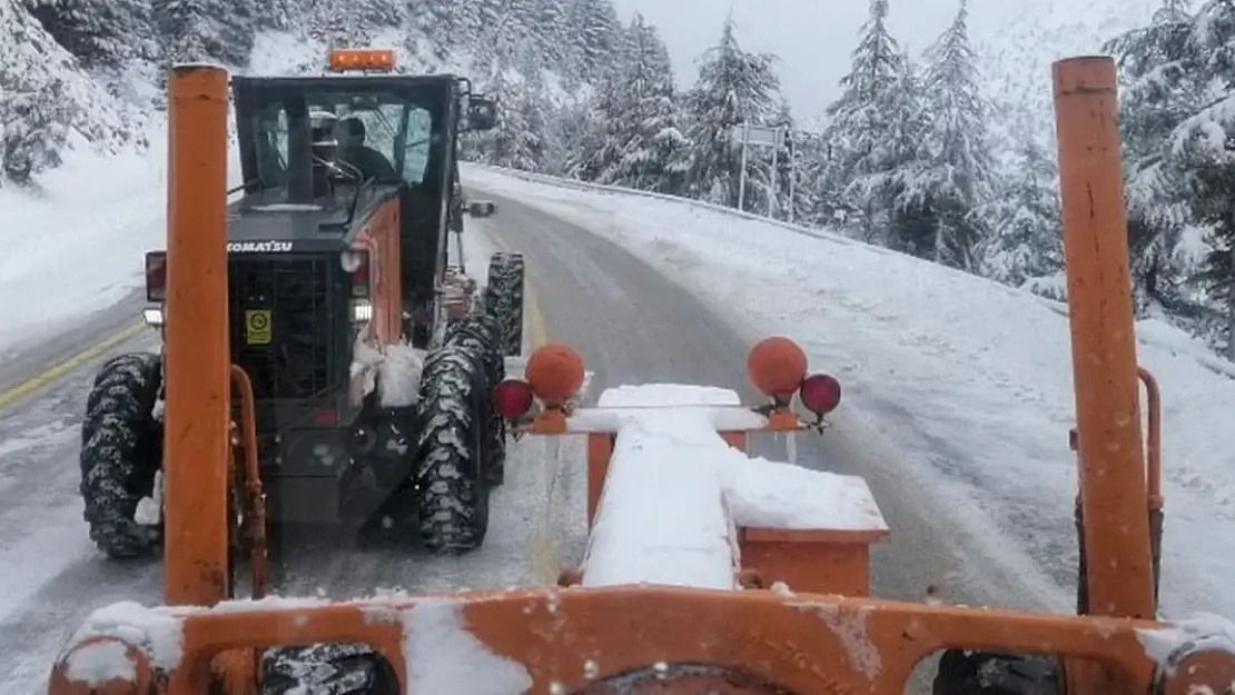 Kar yağışı ulaşımı aksattı Gece Antalya-Koya karayolu ulaşıma kapatıldı 