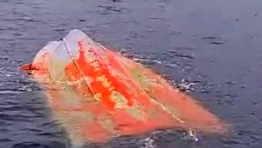 Karadeniz'de ters dönmüş şüpheli tekne imha edildi