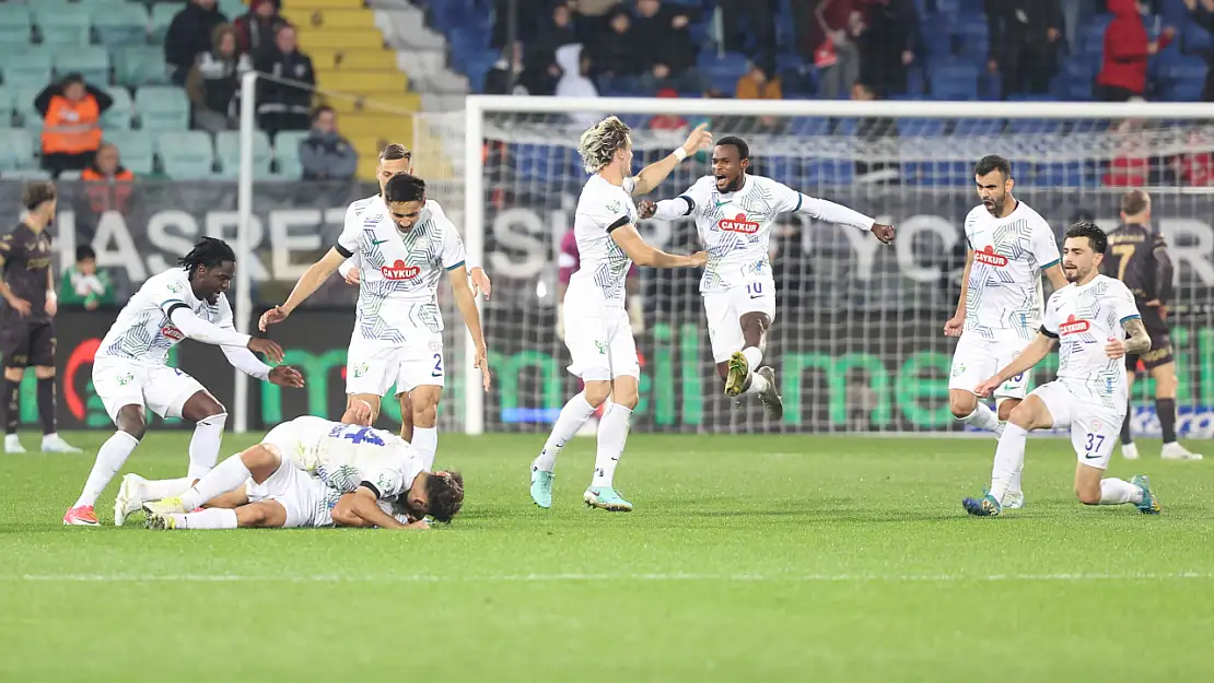 Karadeniz Derbisi Çaykur Rizespor'un! Çaykur Rizespor: 3 - Trabzonspor: 1