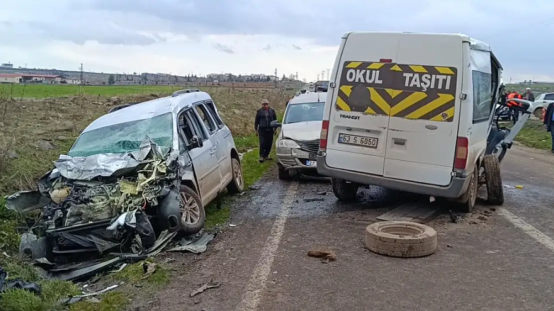 Karşı Şeritteki Araca Çarptı, Minibüsün Motoru Fırladı