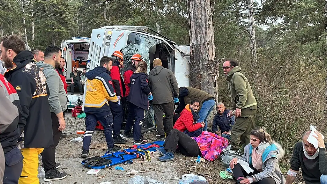 Kartalkaya'da Freni Boşalan Minibüs Devrildi 14 Yaralı