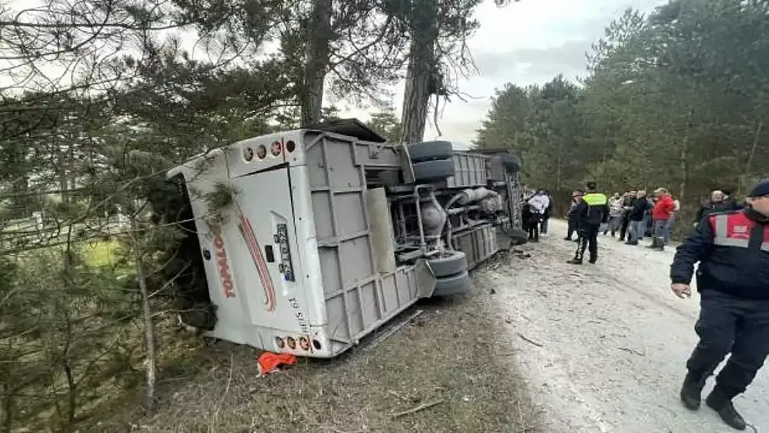 Kayaktan Dönen Otobüs Kaza Yaptı! Onlarca Yaralı Var