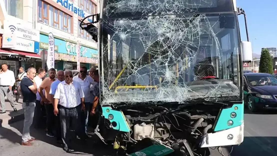 Kayseri'de halk otobüsü kaldırımdaki yayalara çarptı!