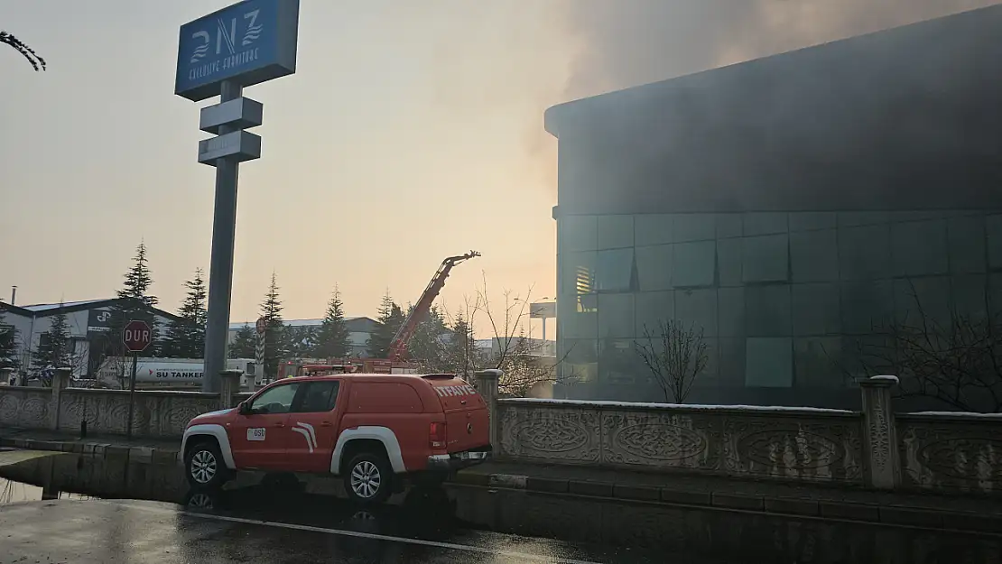 Kayseri'de Mobilya Fabrikası Tamamen Yandı! 3 Kişi Öldü