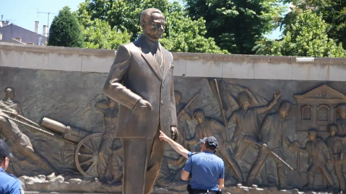 Kayseri Valiliği'nden Atatürk Heykeline Yapılan Saldırı İle İlgili Açıklama Yapıldı