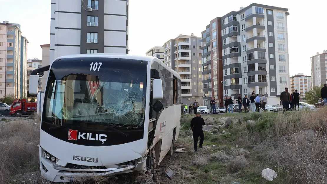 Kaza Yapan İşçi Servisi Tarlaya Girdi: 1 Ölü, 5 Yaralı