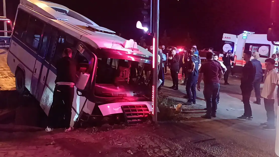 Kırıkkale'de Yürekleri Ağızlara Getiren Kaza! Otomobil İle Minibüs Çarpıştı: 1'i Ağır 22 Yaralı