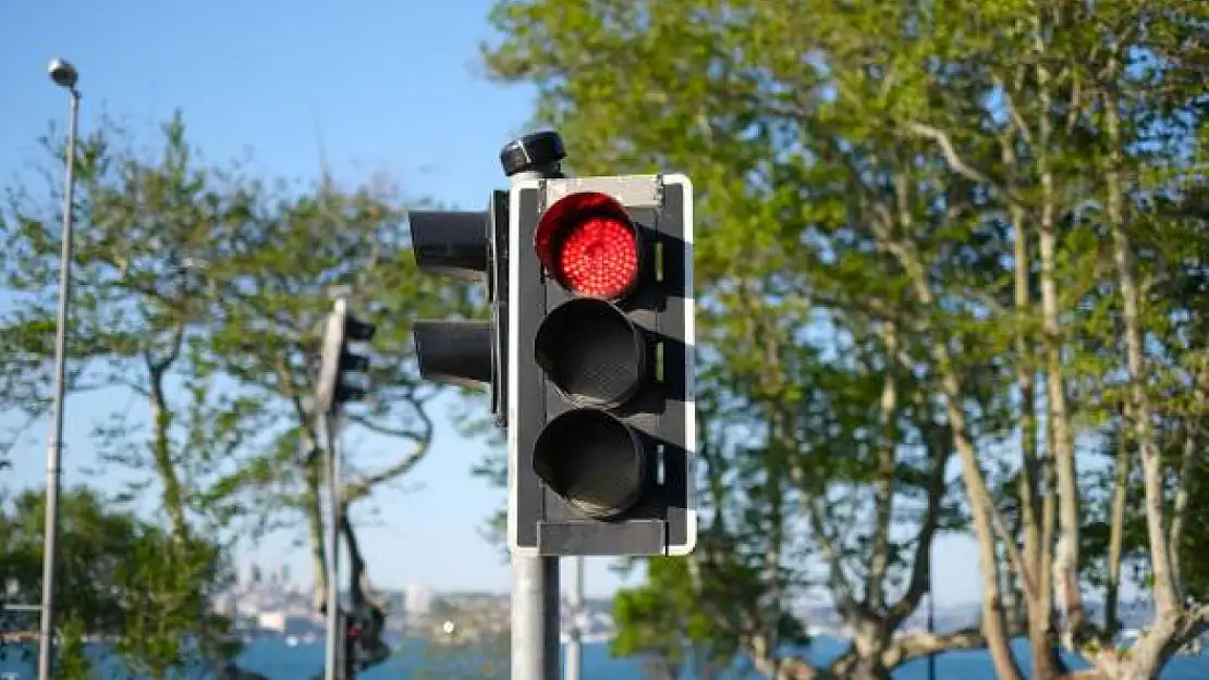 Kırmızı ışık cezası için yeni düzenleme: Ehliyetiniz iptal olabilir