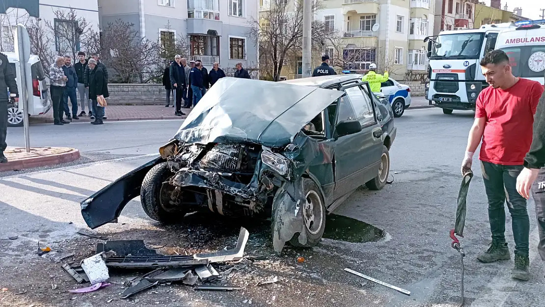 Kırmızı ışıkta bekleyen minibüse çarptı 1 ölü, 2 yaralı