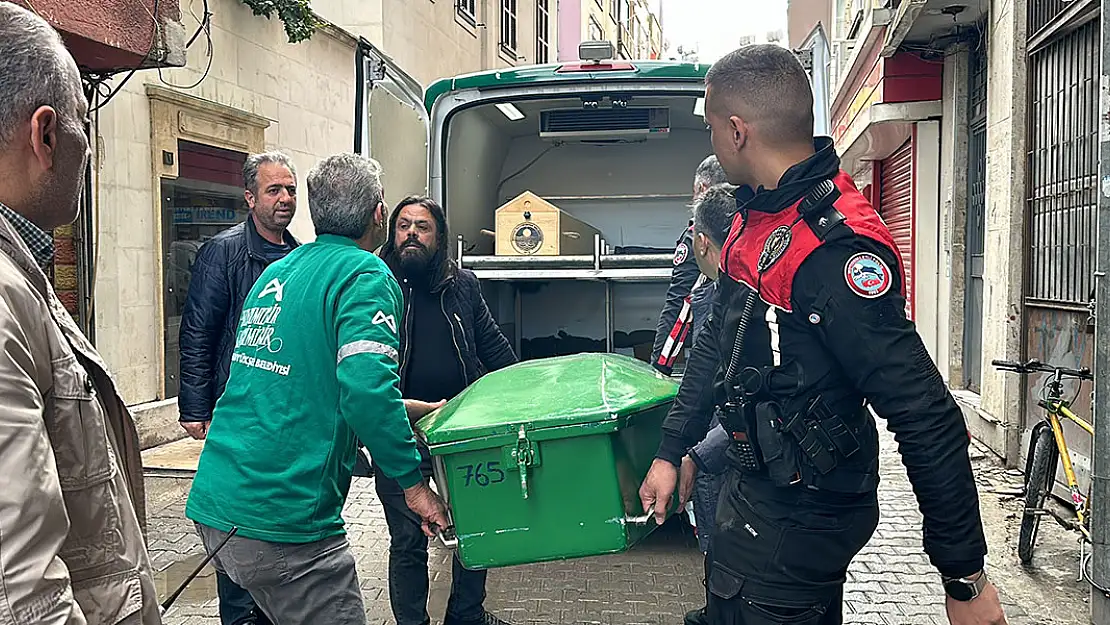 Kız arkadaşını annesinin önünde öldürdü, taksiyle kaçtı