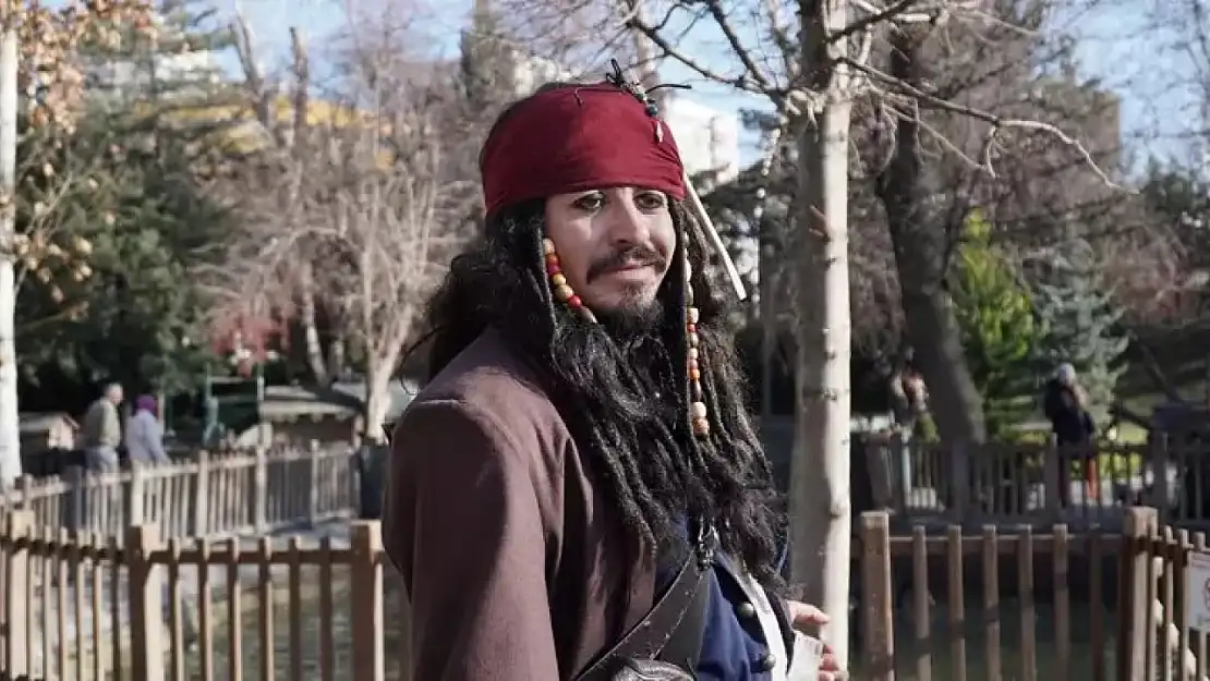 Kızılay'da Yerli Jack Sparrow Dikkat Çekti