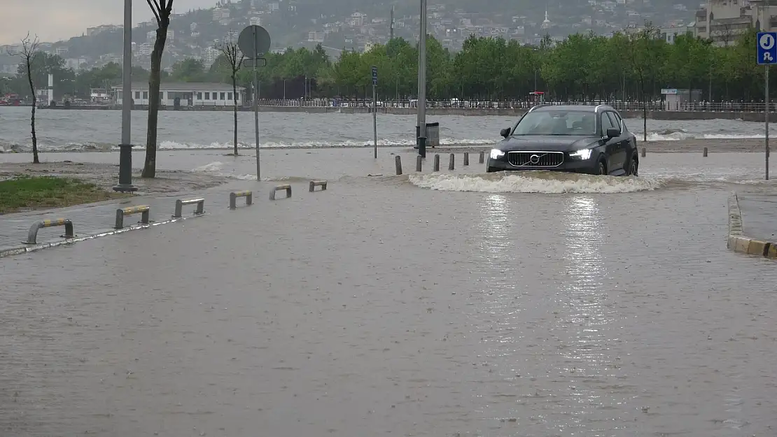 Kocaeli ve Bursa'da Sokaklar Göle Döndü