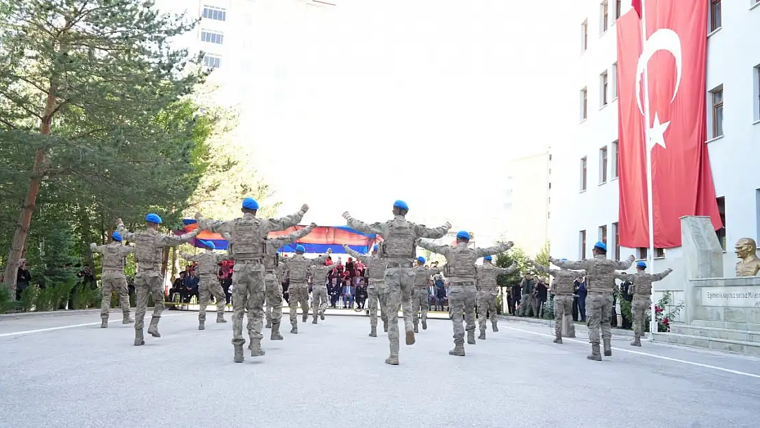 Komandolar, Terörle Mücadeledeki Yeteneklerini Zeybek Oyununda Gösterip Efelere Taş Çıkarttı