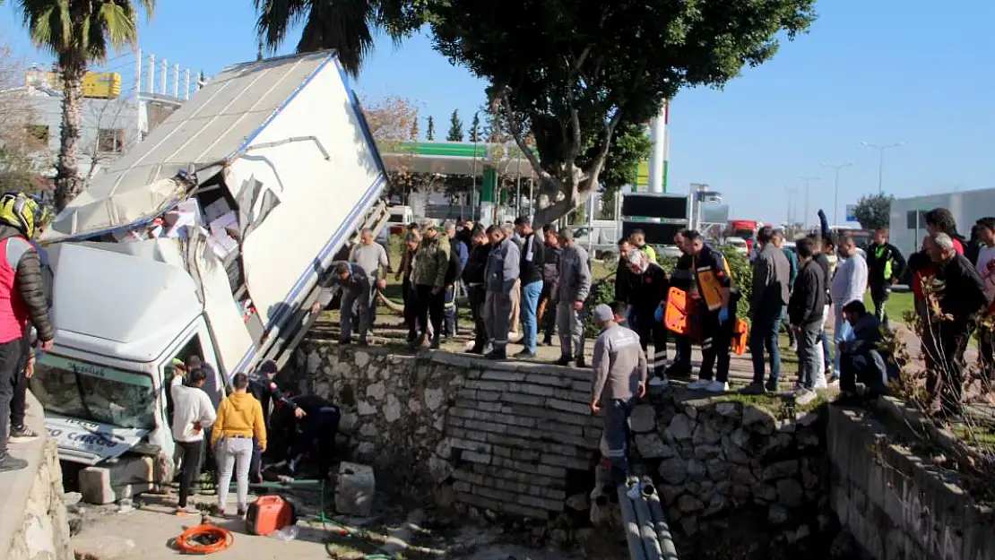 Kontrolden Çıkan Kamyonet, Kanalda Asılı Kaldı