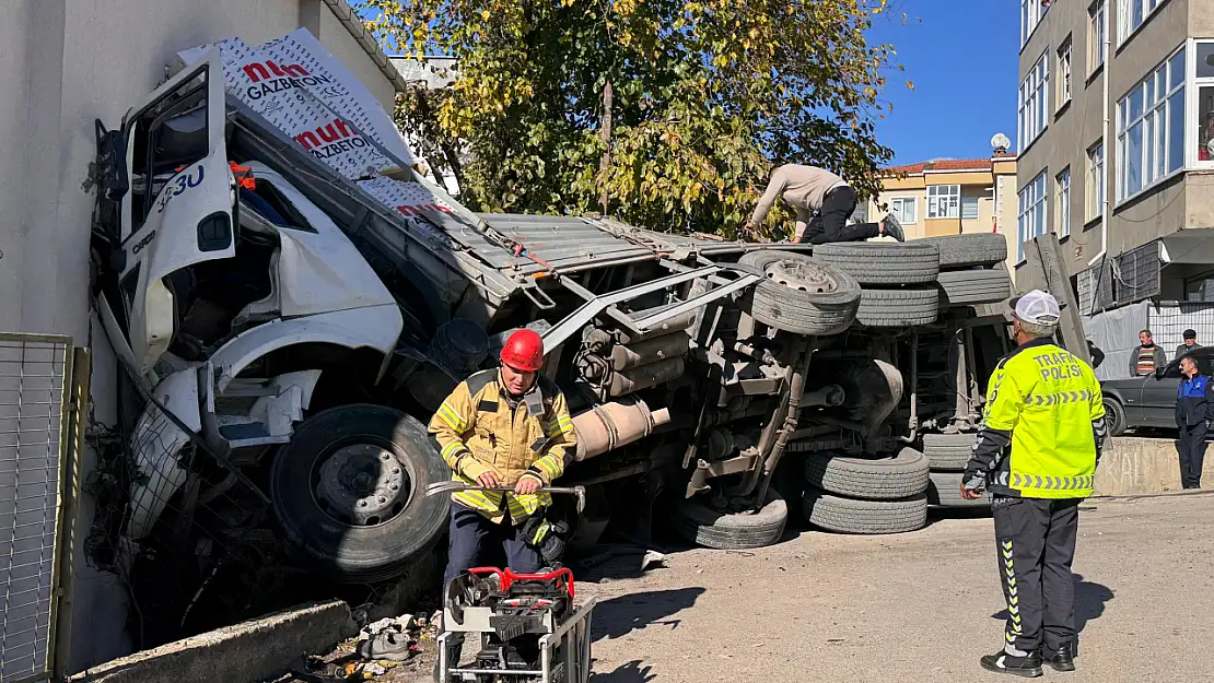 Kontrolden Çıkan TIR 2 Katlı Binaya Girdi!