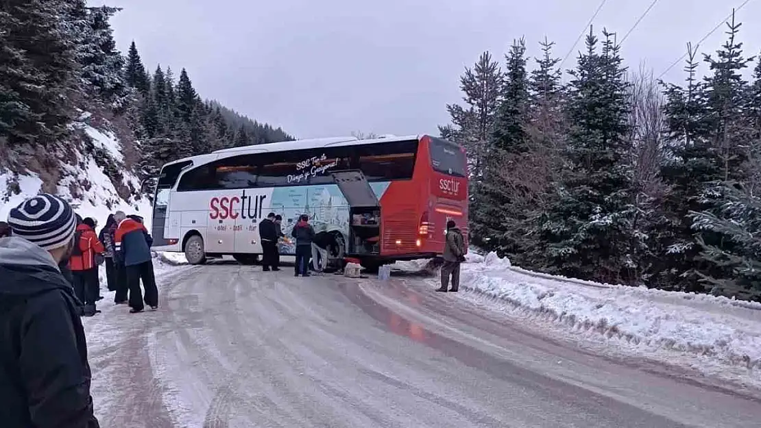 Kontrolden çıkan yolcu otobüsü yolu kapattı