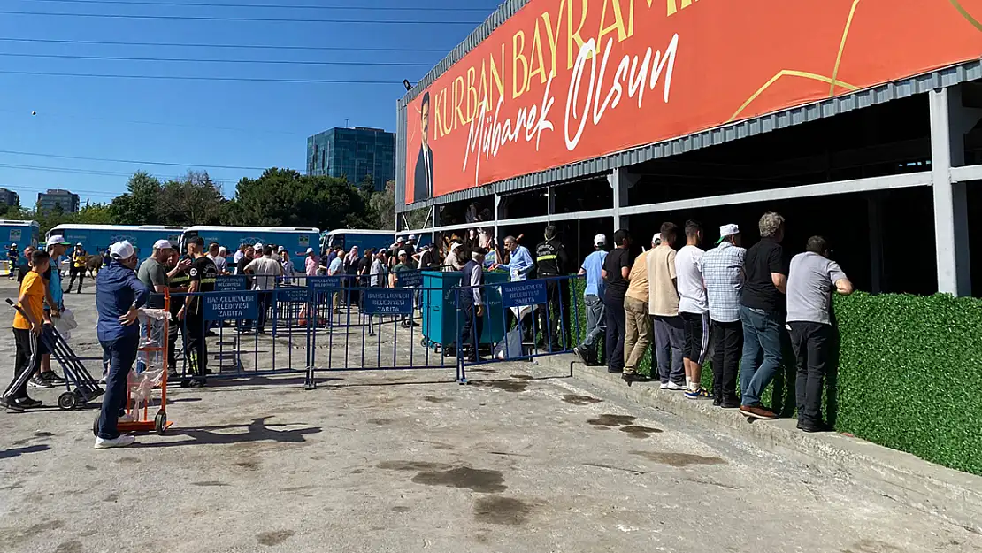 Kurban Keserken Kalp Krizi Geçirdi Elindeki Bıçağın Üstüne Düştü