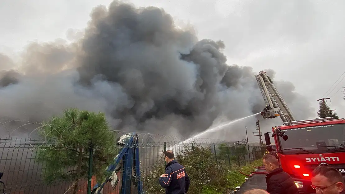 Lojistik deposunda çıkan yangına 47 araçla müdahale ediliyor