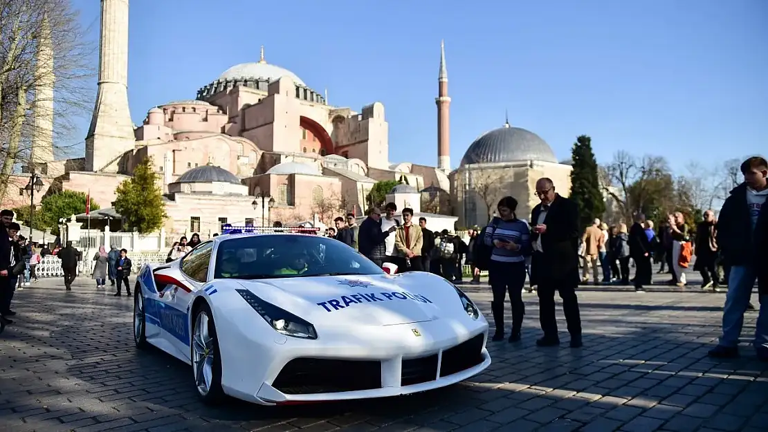 Lüks polis arabası 'Ferrari' tepki topladı