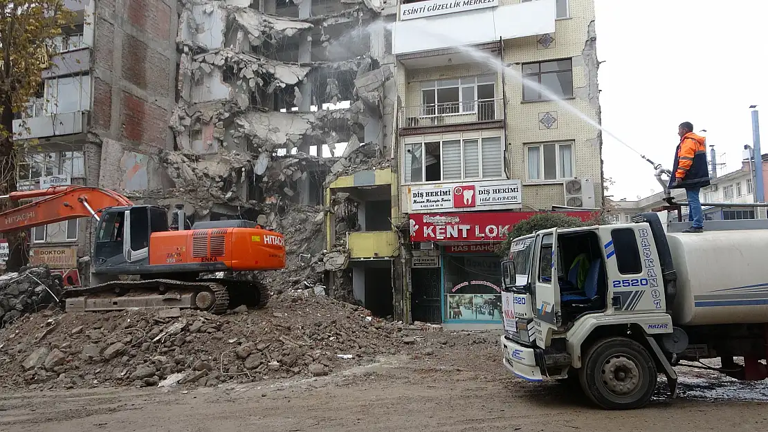 Malatya'da ağır hasarlı binaların yıkımı sürüyor